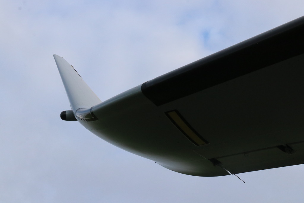 Hlavním rozpoznávacím znakem nového letounu CASA C-295MW jsou malé zahnuté aerodynamické plochy (winglety) na koncích křídel