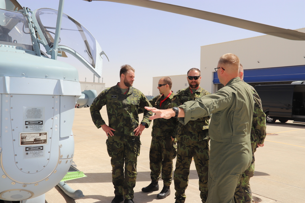 Český projektový tým v diskuzi s piloty společnosti Bell