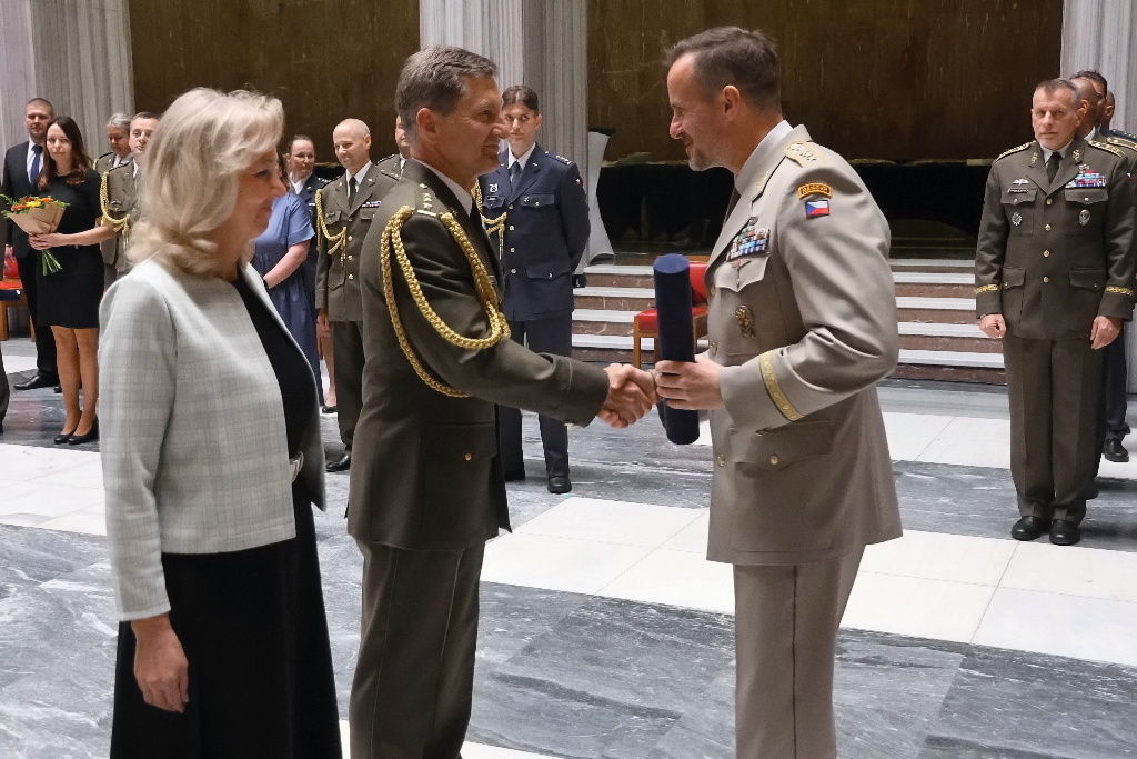 Generálporučík Karel Řehka jmenoval 8 nových plukovníků 