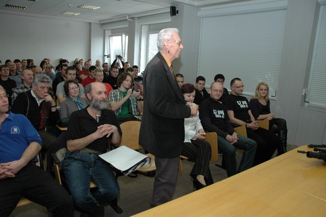 Emeritní profesor Univerzity obrany Lubomír Popelínský hovoří o nové útočné pušce