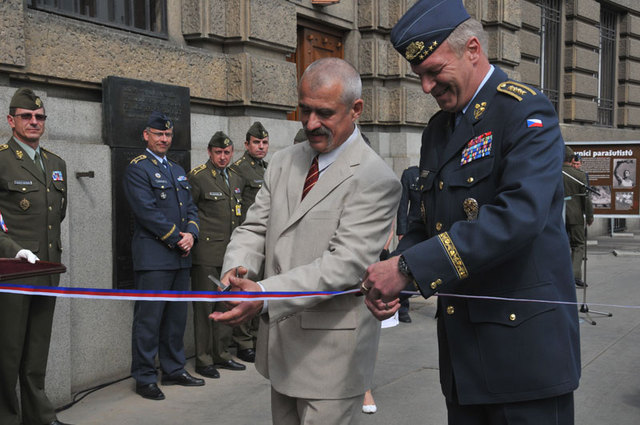 Zástupce Vojenského historického ústavu AČR doktor Jaroslav Láník společně s armádním generálem Vlastimilem Pickem přestřihli pásku a otevřeli tak výstavu pro širokou veřejnost.