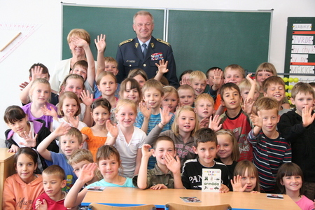 Generál Picek křtil dětskou knihu o armádě a oceňoval žáky základní školy za příkladnou pomoc