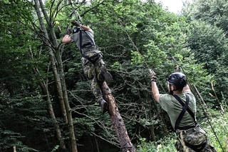 Postavení kůlu a zapískání na píšťalku prověřilo schopnost spolupráce