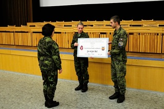  Předání šeku pro VFS zástupci posluchačů z řad poddůstojnického a praporčického kurzu