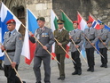  Vlajku Ceske republiky nese pplk. Skalnik