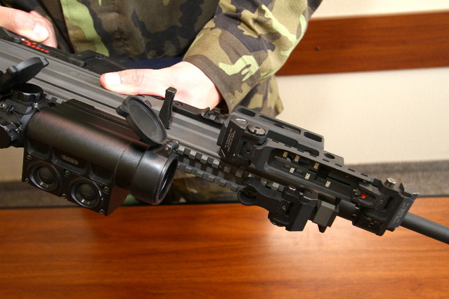 Zbraň osazená adaptérem mířidel se sklopenými mířidly pro podvěsný granátomet CZ 805 G1