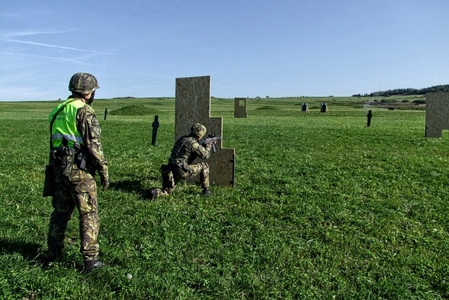 Zdokonalovací výcvik ve vedení rychlé mířené střelby na pevný cíl z  různých poloh