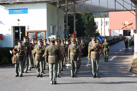 Přípravy na ceremonii kladení věnců před budovou velitelství vojenské střední školy