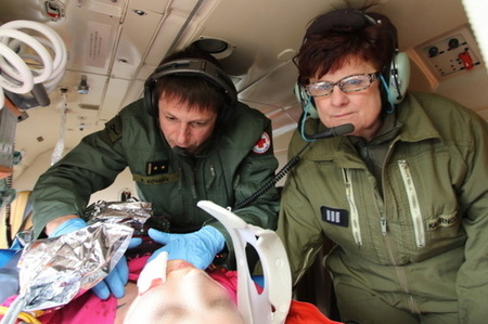 Praporčice Olga Kadrnožková zachraňuje lidské životy na palubě vrtulníku už pětadvacet let