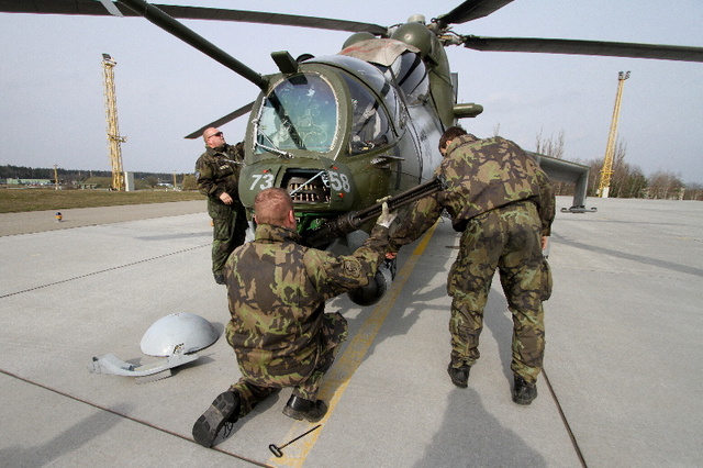  Nabíjení čtyřhlavňového rotačního kulometu ráže 12,7 milimetrů vrtulníku Mi-24V