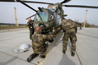  Nabíjení čtyřhlavňového rotačního kulometu ráže 12,7 milimetrů vrtulníku Mi-24V