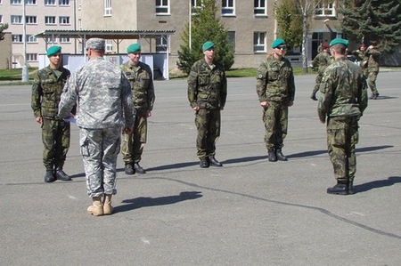 Američané vedou v Přáslavicích kurz pro poddůstojníky a praporčíky
