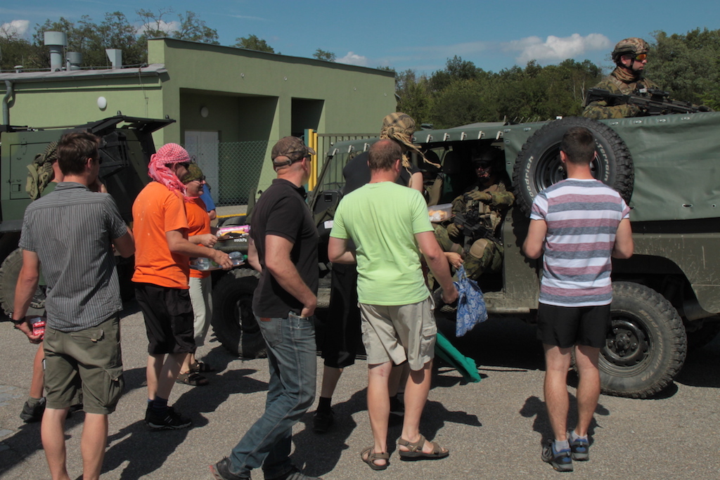 Skupina rozehry měla za úkol simulovat místní obyvatelstvo v reálných situacích