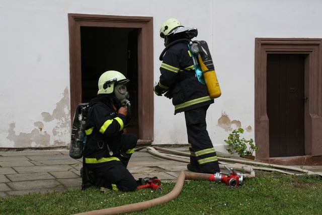  Zasahující hasiči používali dýchací přístroje