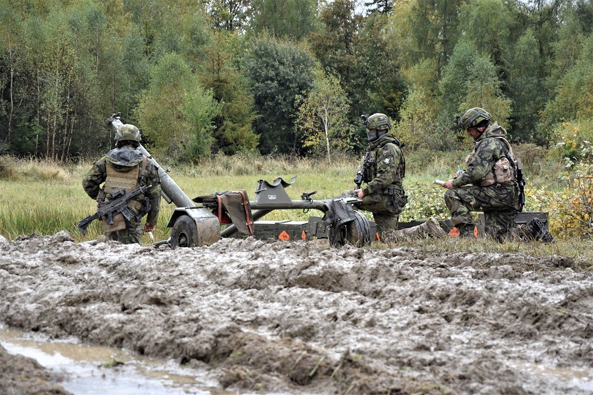 Příprava minometného družstva ke střelbě.