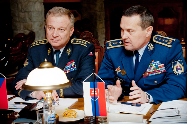 Náčelník Generálního štábu AČR armádní generál Vlastimil Picek a náčelník Generálního štábu Ozbrojených sil Slovenské republiky generálmajor Peter Vojtek