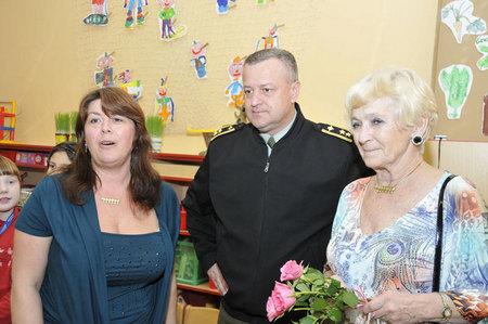 Hlavní hosty přivítala paní učitelka Petra Juhanová, uprostřed generál Miroslav Žižka a vpravo prezidentka Běla Gran Jensen