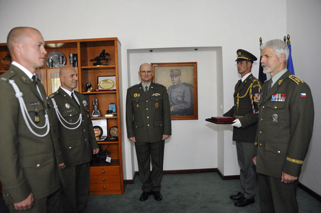 Přijetí a ocenění nejlepšího účastníka kurzu z USA rotmistraTomáše Labudy náčelníkem GŠ AČR Petrem Pavlem