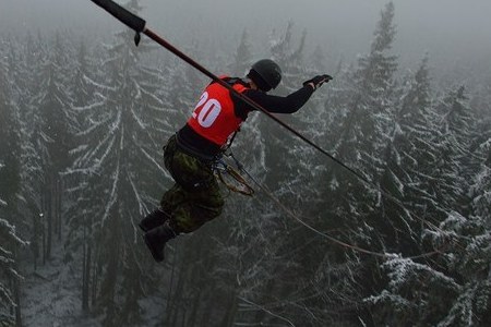 Skok smrti a noční přestřelka na armádním víceboji 