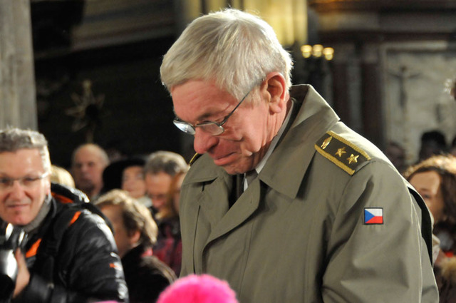 Generál Josef Šíba, který byl u začátku spolupráce vojáků AČR se stonožkovým hnutím, převzal s dojetím adventní věnec od dětí