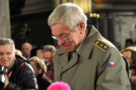 Generál Josef Šíba, který byl u začátku spolupráce vojáků AČR se stonožkovým hnutím, převzal s dojetím adventní věnec od dětí