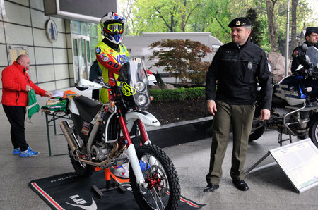 Zájem návštěvníků upoutal i motocykl, se kterým se vydal s podporou ASC Dukla vojenský policista Lukáš Kvapil na Rallye Dakar