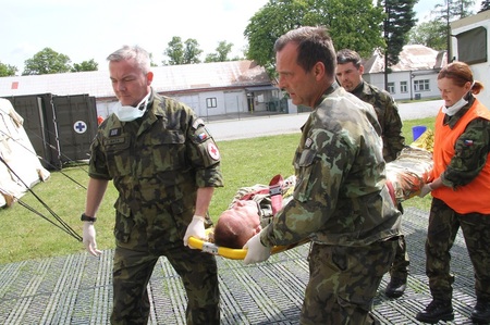 Raněného vojáka se ujímá zdravotnický tým