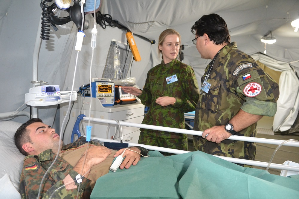Pplk. MUDr. Ivo Kašpárek přebírá pacienta z JIP do péče modulu české jednotky „Patient Holding“