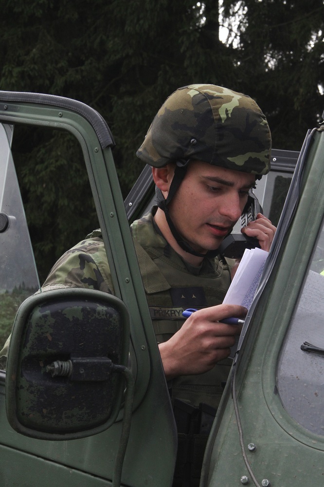 Palební cíle jsou předávány od velení pomocí radiostanice