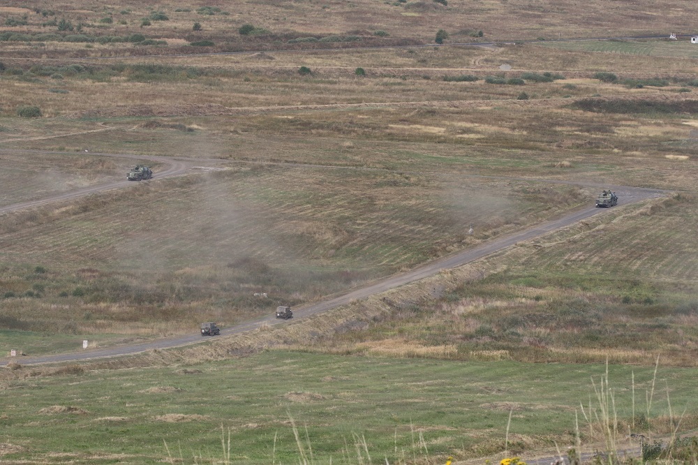 152 mm houfnice DANA vyjíždějí do palebných postavení