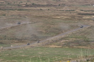 152 mm houfnice DANA vyjíždějí do palebných postavení