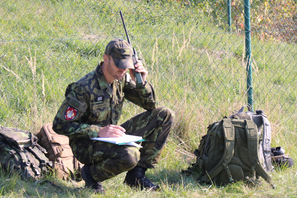 Praporčík Stanislav Duchovný, JFO-instruktor, sleduje práci budoucích JFO přímo v terénu