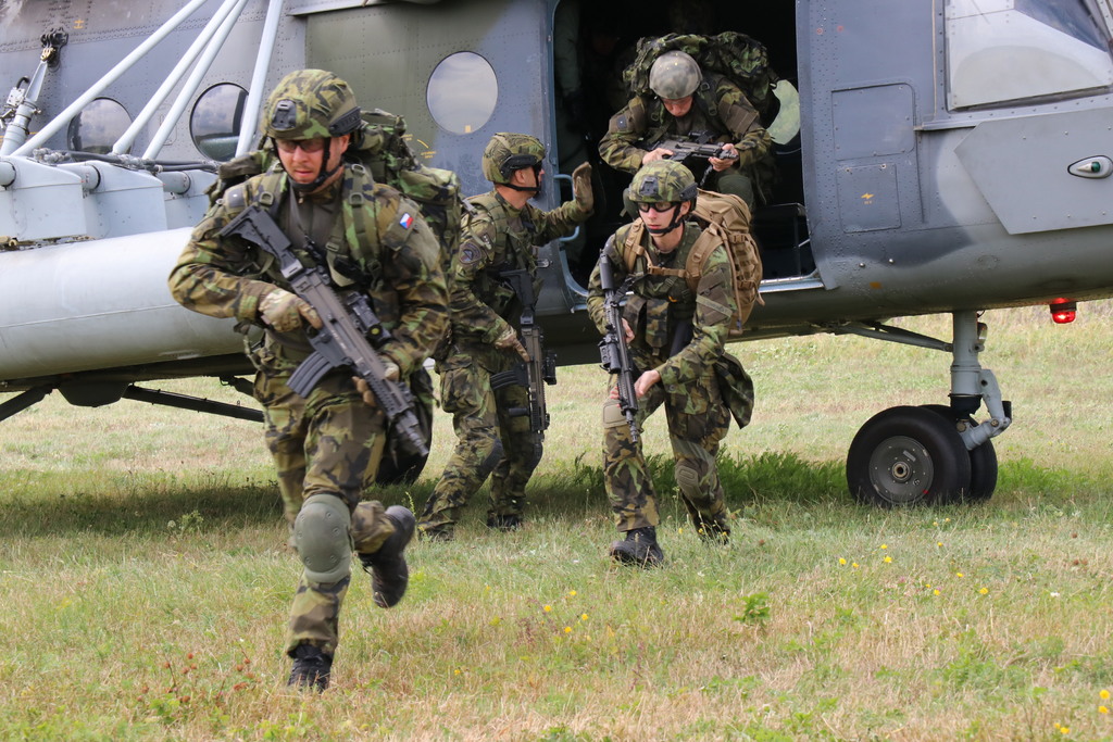 Rychlost výsadku umožňuje osádce vrtulníku co nejrychlejší opuštění prostoru