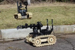 Malí roboti řady DRAGON RUNNER na podporu pěších operací