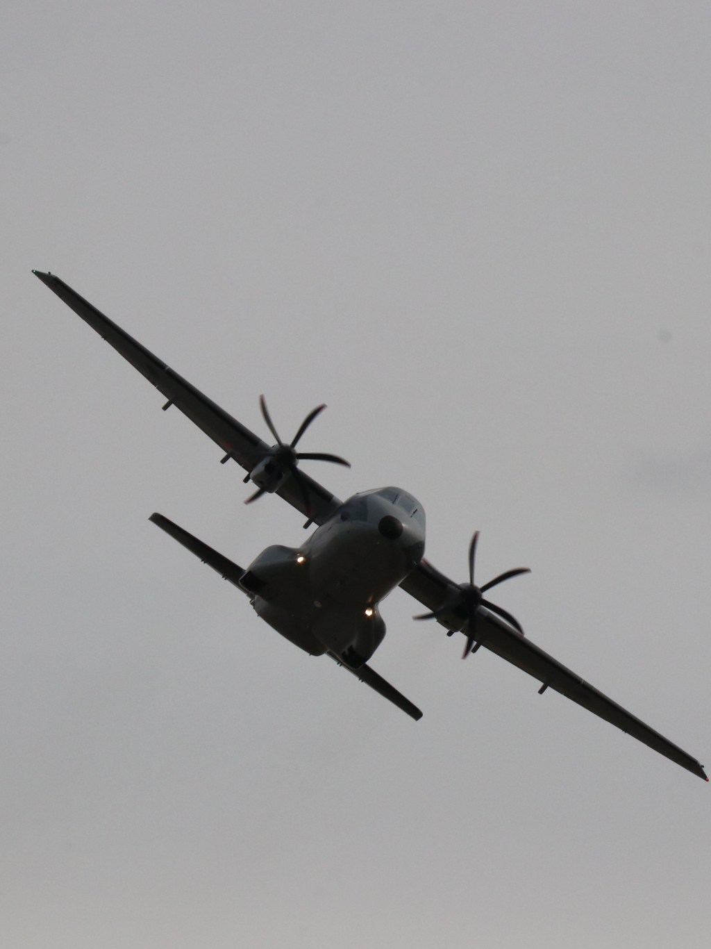Letoun CASA C-295M při průletu během slavnostního nástupu v pražských Kbelích.
