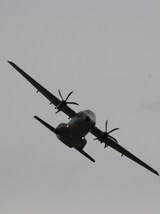 Letoun CASA C-295M při průletu během slavnostního nástupu v pražských Kbelích.