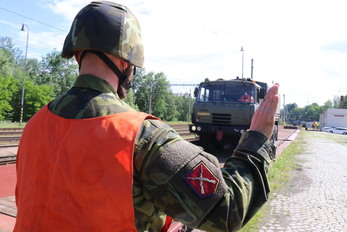 Další z kolové techniky 44. lmopr při navádění na vagon 