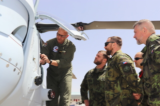 Český projektový tým v diskuzi s piloty společnosti Bell