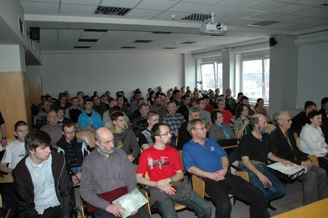 Přednáškový sál byl zcela zaplněn příznivci zbraní