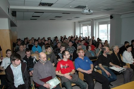 Přednáškový sál byl zcela zaplněn příznivci zbraní