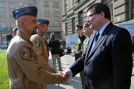 Ministr Vondra spolu s generálem Pickem děkovali novodobým veteránům