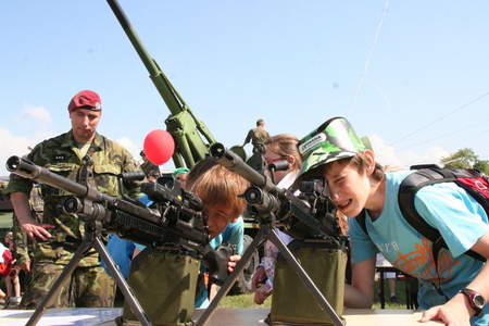 Návštěvníci Bambiriády u stánku AČR