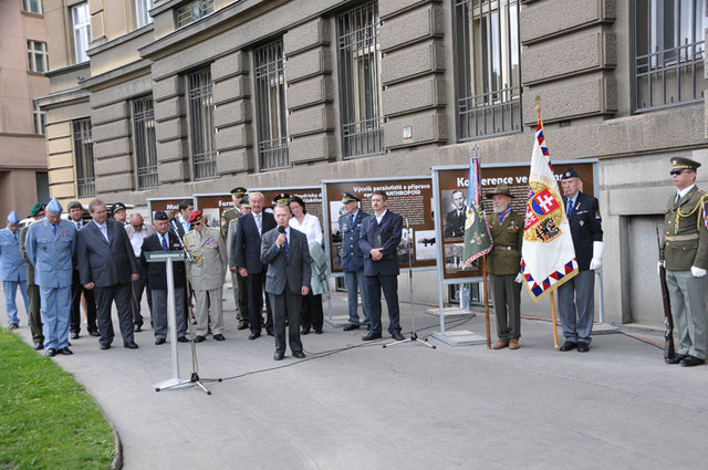 Z pietního setkání před budovou Generálního štábu AČR v Praze 21. června 2012