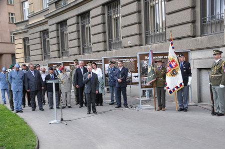 Z pietního setkání před budovou Generálního štábu AČR v Praze 21. června 2012