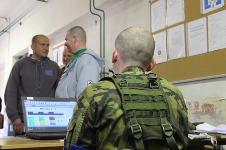 Povolanci čekají, než na ně přijde řada ve výstrojním středisku