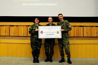 Předání šeku pro VFS zástupci posluchačů z řad poddůstojnického a praporčického kurzu
