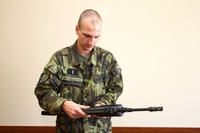 Vyjmutí sestavy pažbičky a zásobníkové šachty I.