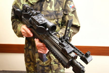 Zbraň osazená adaptérem mířidel se vztyčenými mířidly pro podvěsný granátomet CZ 805 G1