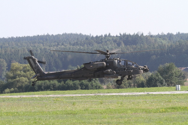 09 Americký bitevní vrtulník AH-64 Apache při vzletu