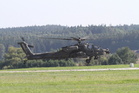 09 Americký bitevní vrtulník AH-64 Apache při vzletu